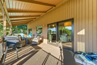 Deck off attached kitchen eating area