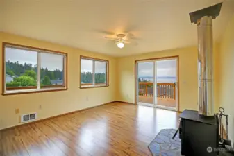 Easy flow from kitchen to dining room.