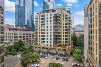 Large plaza with 30 min complementary parking