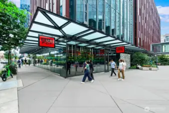 Endless shops and food trucks on most week days line the streets