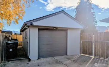 One car garage or shop - your call!