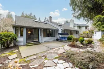 Your own paradise in this stunning neighborhood !