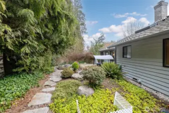 Easy to maintain rear yard feels like a nature walk !