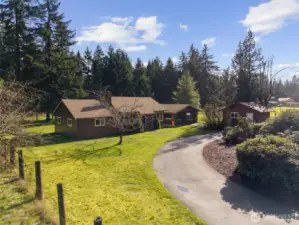 Entrance to the Horseshoe shaped driveway to the home.