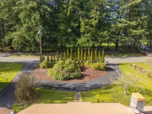 Horseshoe Driveway! The best kind!!