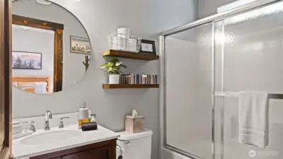 Bedroom 2 en suite Ful Bath