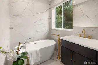 Freestanding soaking tub for endless bubble baths