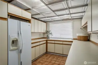 Huge laundry room w/ 2nd fridge & tons of storage