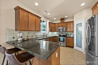 Well equipped kitchen w/Walk-in pantry