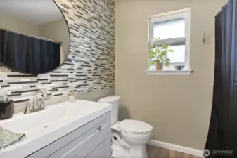 Full bath off the primary bedroom