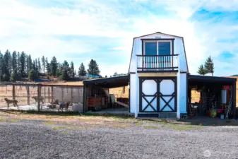 Dog kennel and mini barn w/loft