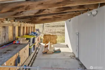 Heated sleeping quarters for dogs