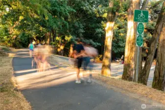 3 blocks from the Burke-Gilman Trail!