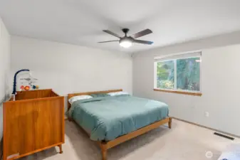 larg primary bedroom
