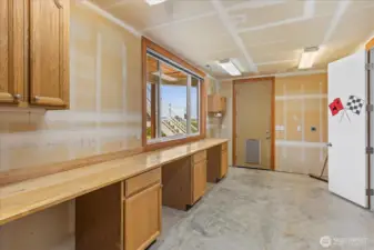 Shop beside 4 bay tandem garage