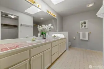 Primary En-suite Bath