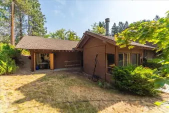 Captivating end-unit with storage space and spacious outdoor area overlooking Mission Ridge's scenic landscape