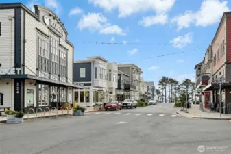 The town center offers a convenient grocery market, charming boutiques, top-rated restaurants, and even a wine-tasting bar - all just steps away.