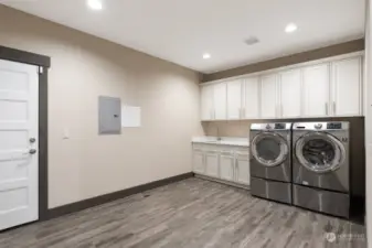 Extra large laundry room w/a sink and lots of cabinets