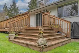 Expansive deck