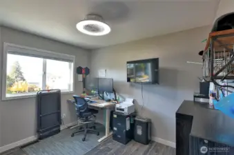 Bed / Office...