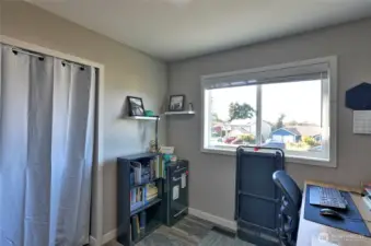 Bed / Office...