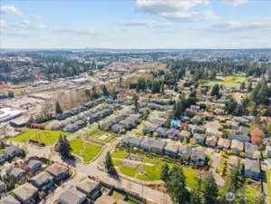 Just minutes to Redmond, Woodinville, Bothell, Totem Lake and more! The central location makes it so easy to stop in at Whole Foods and Trader Joes - and half way between two Costcos (Redmond or Kirkland) for bigger shopping trips. Kingsgate shopping center is minutes away with Safeway, Pizza Bank (a local favorite), car wash, library and more. Easy commute to Microsoft, Space X, Starlink, Amazon, Facebook, Google and Eastside employers.