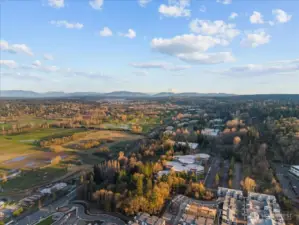 Just beyond the neighborhood you will find walking and bike paths, 60 acres, and Willows Golf complex. You can also connect to the Cross-Kirkland corridor trail in Totem Lake or jump on the Redmond Sammamish River trail.
