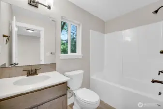 Full bath off 2nd bedroom