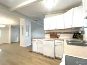 Bright & Modern Kitchen – Featuring sleek white cabinets, this kitchen exudes a fresh, contemporary feel. With ample counter space, meal prep is a breeze, and plenty of storage keeps everything organized and within reach.