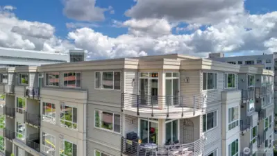 Top Floor corner unit!