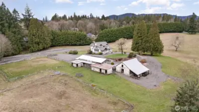 Here you can see the barn, paddock & arena areas.