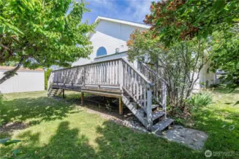 Back deck with privacy