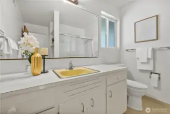 Primary bedrooms 1/2 bath