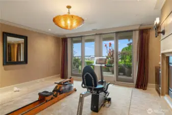 Lower Level Bonus with access to Lake Washington right outside your door!