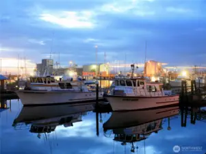 5 minutes drive to a charming marina