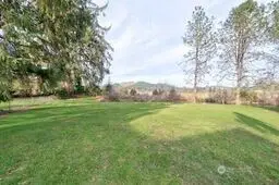 extra large fenced yard, the entire north end of yard is bounded by Willapa River.