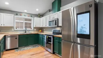 Samsung touch-screen refrigerator tracks your calendars and more!