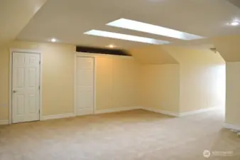 2FL Flex Room w/Skykights