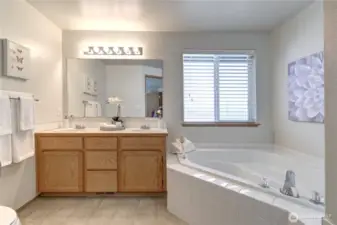 5-piece main ensuite