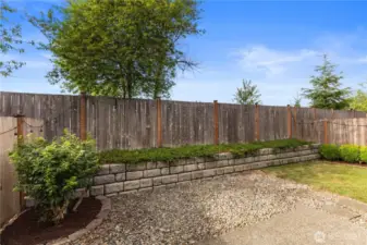 Landscaped backyard with increased privacy thanks to retaining wall