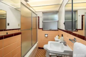 Upper Level Full Bath