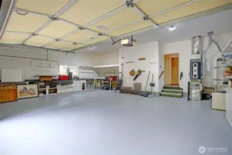 Huge 3 car clean and neat garage! New fabulous floors!