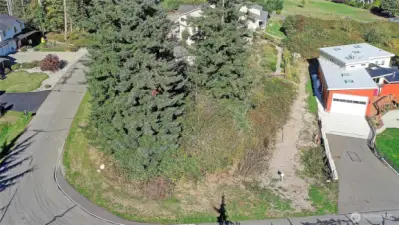 Close to community walking trails