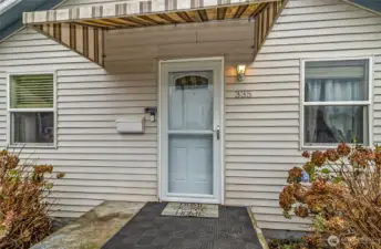Oversized Awning keeps you Dry from the Washington Weather