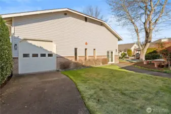Detached hanger - could be used for anything. The garage door in the photo is a standard size.