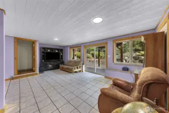 Large daylight basement with it's own entrance