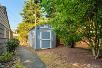 LARGE DETACHED STUDIO-PERFECT FOR OFFICE, WORK SHOP, STORAGE OR HOBBY ROOM