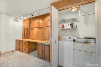 Yes, that's a 2nd laundry space on the lower level!