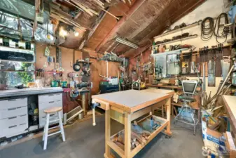 Workspace area in detached garage next to carport. This in addition to the single car parking space!